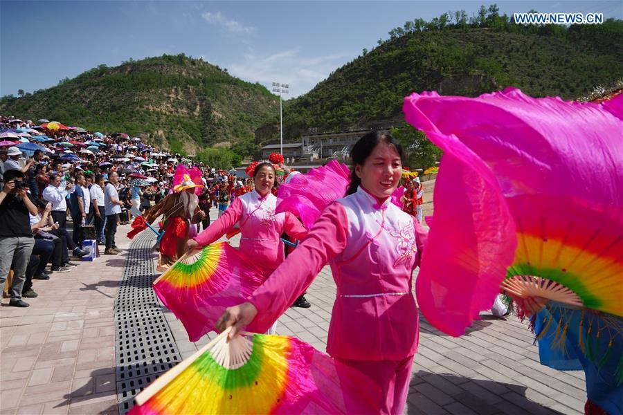 CHINA-SHAANXI-WAIST DRUM PERFORMANCE (CN)