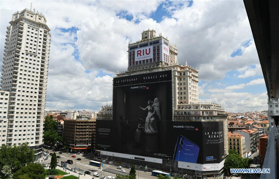 SPAIN-MADRID-GUINNESS RECORD-HUAWEI SCAFFOLD BANNER