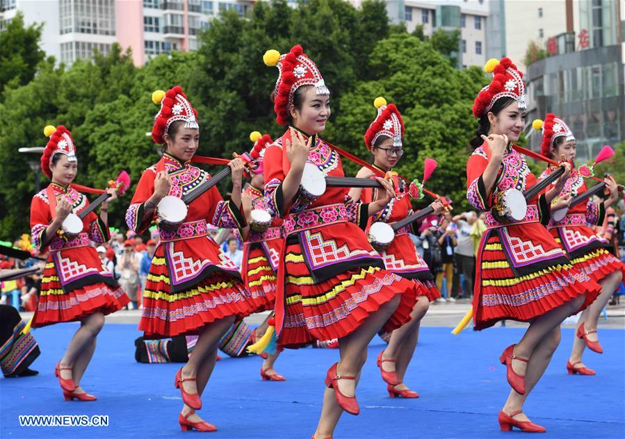 CHINA-YUNNAN-TRADITIONAL COSTUMES (CN)