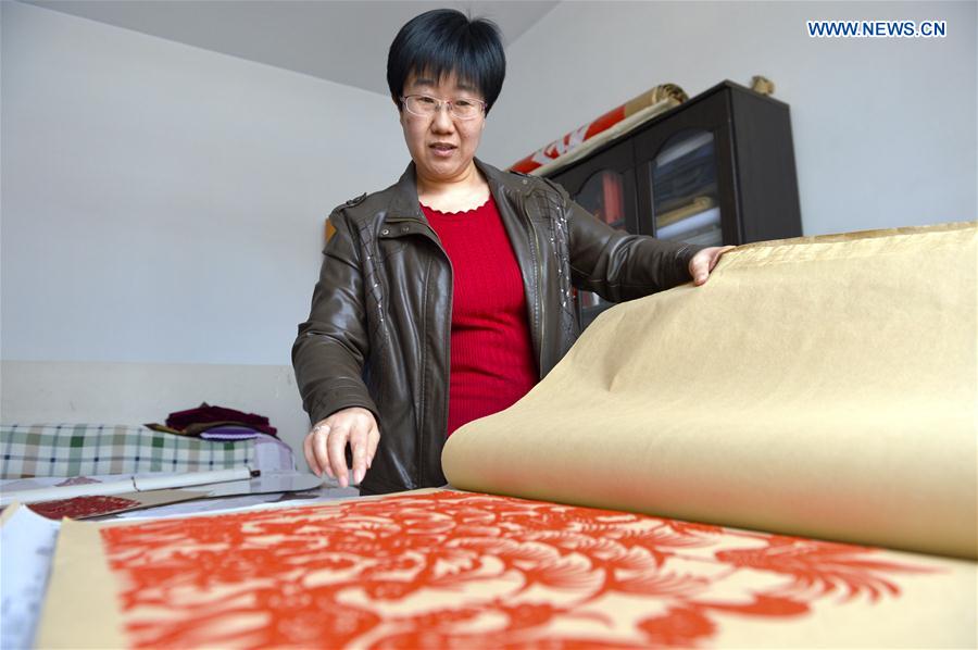 CHINA-GANSU-PAPER-CUTTING-INHERITOR (CN)