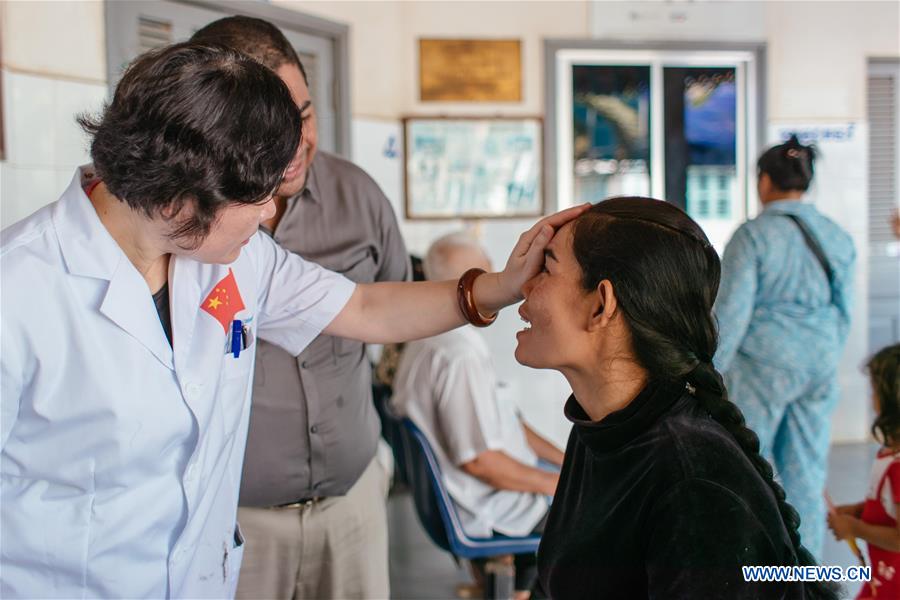 CAMBODIA-KAMPONG CHAM-CHINESE MEDICAL WORKERS-CATARACT-TREATMENT