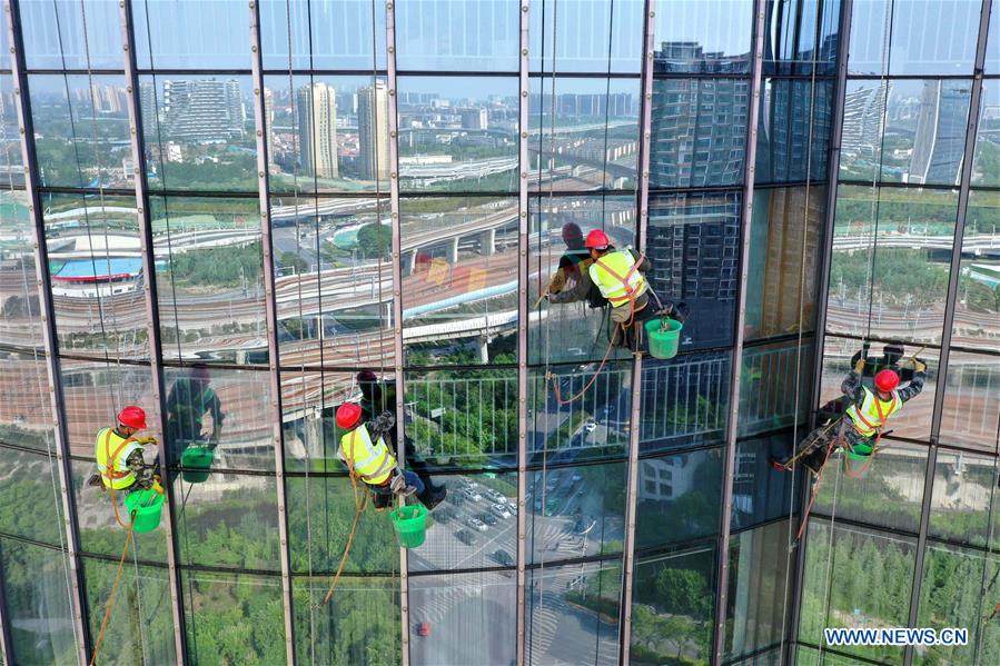 CHINA-ZHENGZHOU-SKYSCRAPER EXTERIOR CLEANERS (CN)