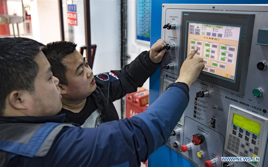 CHINA-SHAANXI-MOUNT HUASHAN-CABLEWAY MAINTENANCE (CN)