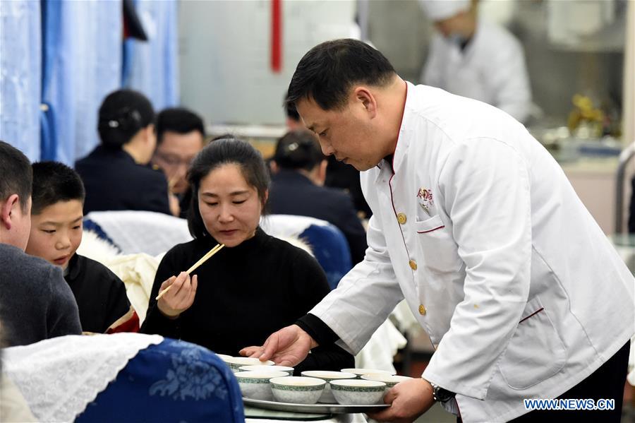 CHINA-ANHUI-SPRING FESTIVAL TRAVEL RUSH-TRAIN-FOOD (CN)