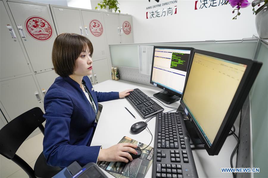 CHINA-CHONGQING-SPRING FESTIVAL TRAVEL RUSH-AIRPORT-COUPLE (CN)