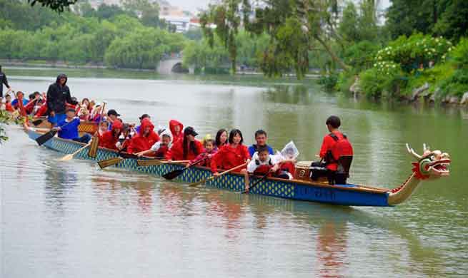 Pupils experience dragon boat racing in Fuzhou, SE China