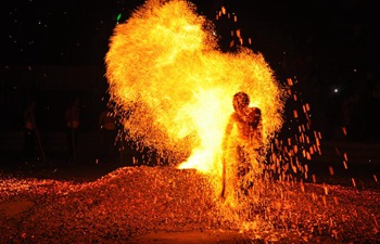 Folk performance in E China: walking through sparkles