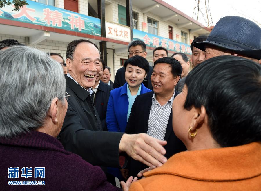 3月27日至28日，中共中央政治局常委、中央纪委书记王岐山到河南省调研，并主持召开座谈会。这是3月27日王岐山在河南林州姚村镇冯家口村同村民亲切交谈。 新华社记者 饶爱民 摄