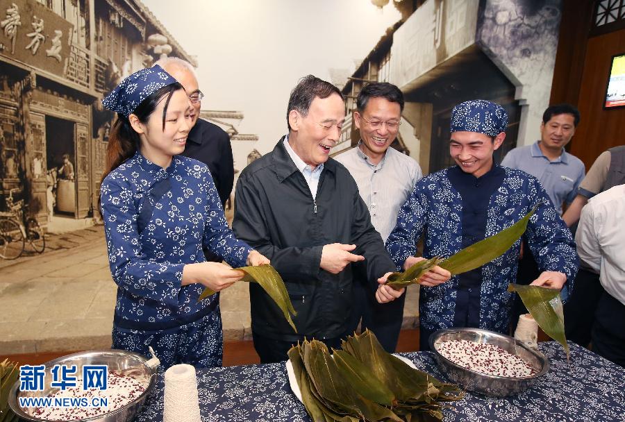 5月8日至10日，中共中央政治局常委、中央纪委书记王岐山到浙江省调研，并主持召开部分省区市纪委书记座谈会。这是5月8日，王岐山在嘉兴五芳斋实业股份有限公司考察。新华社记者 姚大伟 摄 