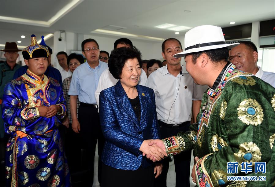 8月11日，带着以习近平同志为核心的党中央的亲切关怀和全国各族人民的美好祝福，中共中央政治局委员、中央统战部部长、中央代表团副团长孙春兰率中央代表团三分团在锡林郭勒盟看望各族干部群众，共同庆祝内蒙古自治区成立70周年。这是孙春兰在非公企业大庄园生态牛羊肉产业示范园同前来售羊的牧民亲切交谈。新华社记者 任军川 摄