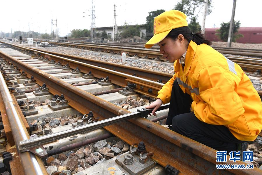 （走基层 听民声）（4）铁路线上的“铿锵玫瑰”