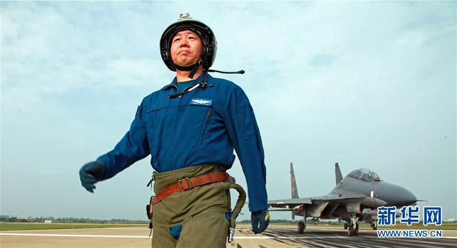 （新华全媒头条·图文互动）（1）战鹰，为祖国奋飞——记空军航空兵某旅旅长、特级飞行员郝井文