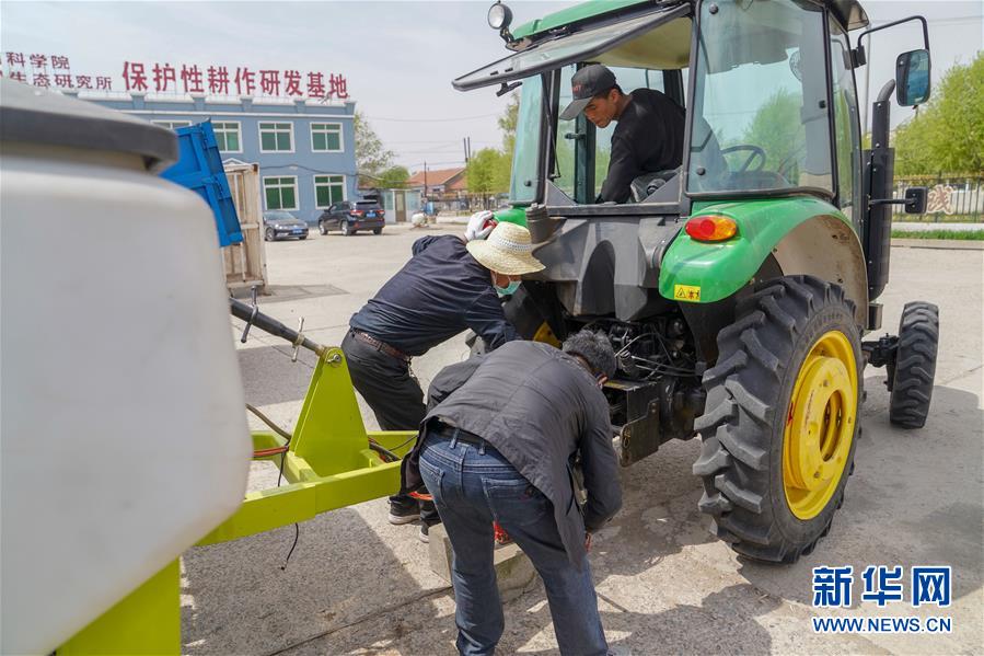 （在习近平新时代中国特色社会主义思想指引下——新时代新作为新篇章·习近平总书记关切事·图文互动）（10）让每一寸耕地都成为丰收的沃土——我国加强耕地?；ね平?ldquo;藏粮于地”