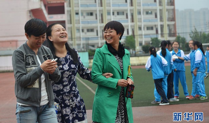 午饭后，刘芳与两位同事在操场散步聊天