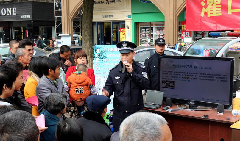 “亮灯警察”的为民情怀