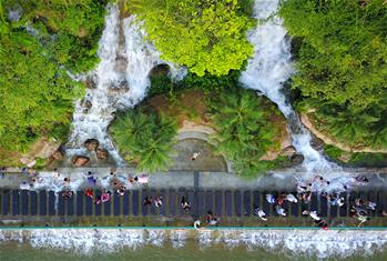 广西柳州：城市瀑布夏日送清凉