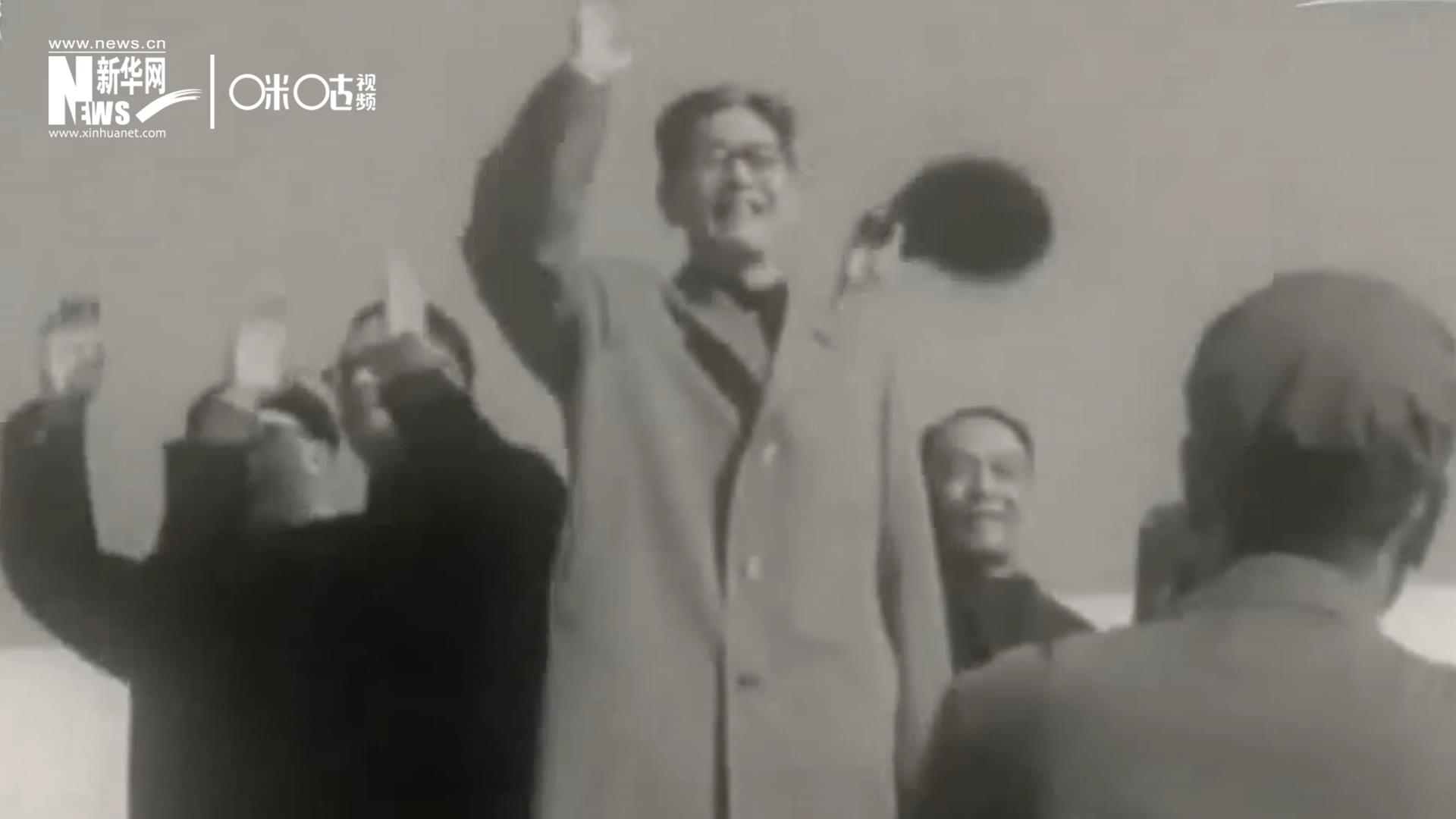 1971年11月9日，全新成立的中国联合国代表团在群众的欢呼与掌声中登上专机，正式开启了中国的联合国之旅。