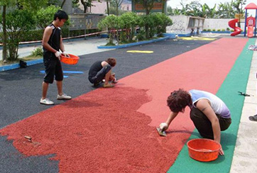 学校边铺跑道边上课