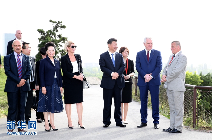 6月17日，中国国家主席习近平和夫人彭丽媛在塞尔维亚总统尼科利奇夫妇陪同下参观具有悠久历史的贝尔格莱德卡莱梅格丹公园。 新华社记者 马占成 摄