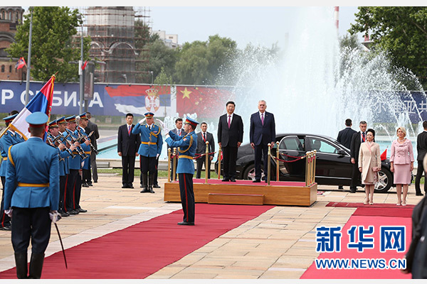  6月18日，国家主席习近平出席塞尔维亚总统尼科利奇在贝尔格莱德举行的隆重欢迎仪式。 新华社记者马占成摄