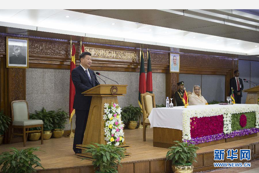 10月14日，国家主席习近平在达卡同孟加拉国总理哈西娜举行会谈。这是会谈后，两国领导人共同会见记者。 新华社记者谢环驰摄 