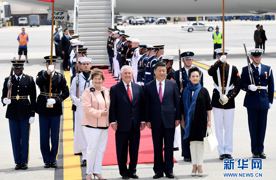 4月6日，国家主席习近平乘专机抵达美国佛罗里达州，将在海湖庄园同美国总统特朗普举行中美元首会晤。习近平和夫人彭丽媛受到美国国务卿蒂勒森夫妇等热情迎接。新华社记者 吴晓凌 摄